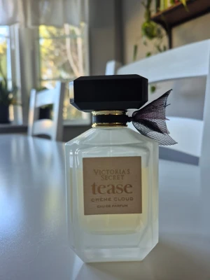 Victoria's Secret Tease Crème Cloud - Victoria's Secret Tease Crème Cloud Eau de Parfum. 100 ml från början, se bilder på hur mycket som är kvar. Har förvarats i ett skåp, svalt & mörkt. Nypris runt 900 kr.