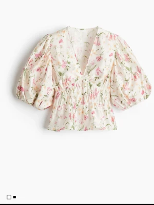 SÖKER!!! Blommig blus Zara - Söker denna blusen från Zara i storlek S!! blommig blus med v-ringning och breda puffärmar. Skriv om ni vill sälja!🩷