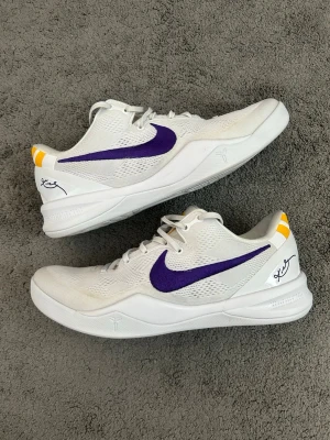 Kobe 8 Protro ”Lakers home” (45,5) - Nike Kobe sneakers, färg Lakers home (vitt). Skorna är lätt använda och presterar bra. Skorna är äkta och inkluderar även boxen för dem. Sko storlek är 45,5. Går tyvär ej att frakra produkten. Har du funderingar eller intresserad på ett byte? Skriv gärna!