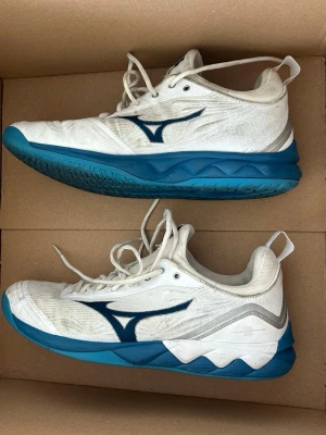 Mizuno Sko - En skön modell av idrottssko med bra grepp, stabilitet och kvalitet. Använd smått men väldigt mycket kvar att ge. 