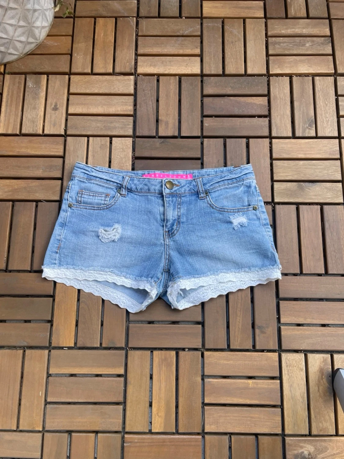 Ljusa jeansshorts med spetskant - 2