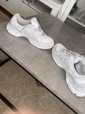 Vita och grå Asics sneakers - Har använt skorna en gång sen dess har de varit i garderoben, säljer för de passar inte mig