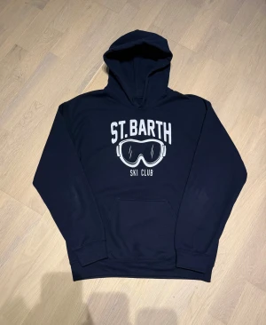 Saint barth hoodie - Säljer nu denna sällsynta hoodie från Saint barth. Den har ett snyggt tryck och är väldigt efterfrågad. Nypris ligger på runt 2000kr och den är i storlek M. Skriv vid funderingar