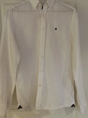 Vit linneskjorta från Morris - Klassisk vit skjorta från Morris i mycket bra skick. Storlek S men passar även M. 100% linne, används få gånger ny pris, 1400kr säljer för 400 (fast pris)