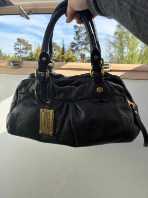 Marc Jacobs classic q väska - Säljer denna väska från Marc Jacobs i modellen classic q som är i mycket fint skick! Skriv för frågor🥰