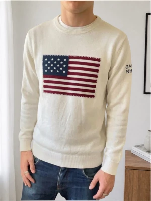 Vit Stickad Gant USA tröja - Säljer en sjukt fet finstickad vit Gant 🇺🇸 tröja. Tröjan är i strl L och sitter även som det. Den är även i mycke bra skick och hör gärna av er vid frågor elr funderingar!!