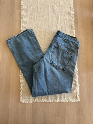 Herr skate loose blue it jeans - Storlek S från vailent. Rakt över midjemått: ca 39 cm. Innebenslängd: ca 73 cm. Skickas inom 48h kika in min profil för mer fina plagg. Skriv om ni har några frågor.