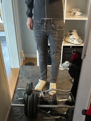 Dondup jeans - Dondup jeans modell George säljer för de inte kommer till andvänding sitter rätt så bra på mig som är 170 59kg skulle kunna passa nån som är lite längre ochkså
