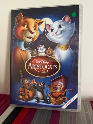 Disney Aristocats DVD med svenskt tal - DVD-film av Disney: Aristocats, med svenskt tal. Omslaget är färgglatt med illustrationer av de ikoniska katterna från filmen. Plastfodral med tryckt framsida och baksida, perfekt för dig som gillar klassiska animerade filmer.