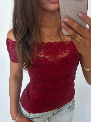 Offshoulder vinröd spetstopp  - Så fin Offshoulder vinröd spetstopp! Jag är 168 och det är mina bilder, köp via köp nu direkt eller Swish, kvar tills markerad som såld 💖 