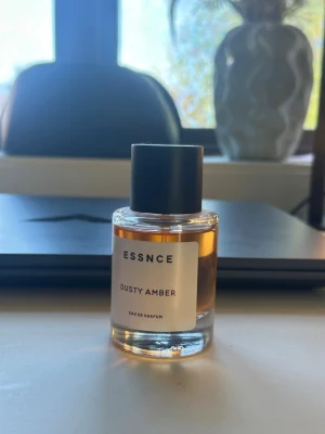 ESSNCE Dusty Amber Eau de Parfum - Säljer min dusty amber från essnce, cirka 90% av flaskan kvar endast använd fåtal gånger 🌸