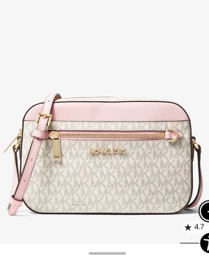 Michael Kors axelväska rosa/vit - Snygg axelväska från Michael Kors i vitt med rosa detaljer och guldiga metalldelar. Väskan har ett klassiskt MK-mönster, justerbar axelrem och en praktisk ytterficka med dragkedja. Perfekt storlek för det viktigaste och ger en fräsch touch till din outfit. Aldrig använd 