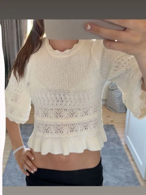 Beige volang tröja  - Beroende på under kan den vara lite lite genomskilng🫰🏻pris kan diskuteras