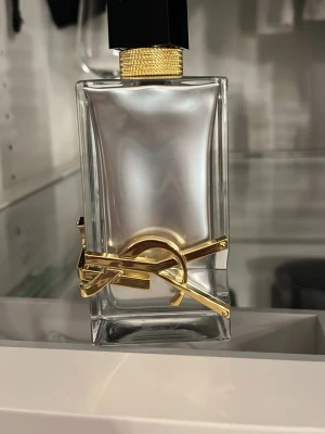 Yves Saint Laurent Libre parfym - Parfym Ysl. Ysl libre platinum. 90ml. Försöker visa på sista bilden men var svårt. Köpt för 1800kr