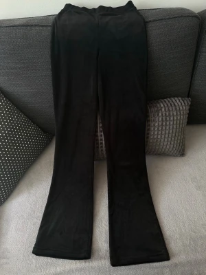 Mjukis byxor - Svarta mjukis byxor köpta på gina tricot i storlek XS. Använts ett fåtal gånger men inga fel på dem. 💓