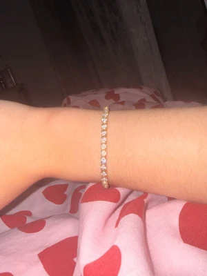 Swarovski Matrix Tennis armband guld - Snyggt och elegant tennisarmband från Swarovski i guldplätering med runda, gnistrande kristaller. Skriv i dm om ni vill ha fler bilder !💞
