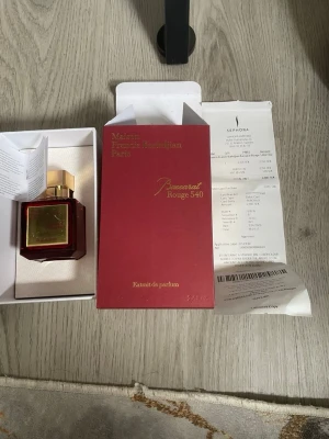 Baccarat Rouge 540 Extrait de Parfum - Lyxig parfym från Maison Francis Kurkdjian, Baccarat Rouge 540 Extrait de Parfum. Flaskan är djup röd med guldfärgat lock och etikett. Kommer i elegant röd kartong. En exklusiv och ikonisk doft för dig som vill sticka ut.