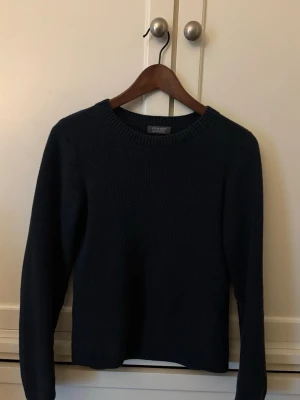 Mörkblå stickad tröja från Primark - Mörkblå stickad tröja från Primark.              Skick: 9/10✅🔥🍾                                Storlek: 158-167cm 🔥🍾🤙🏼                       Säljer för att jag inte använder