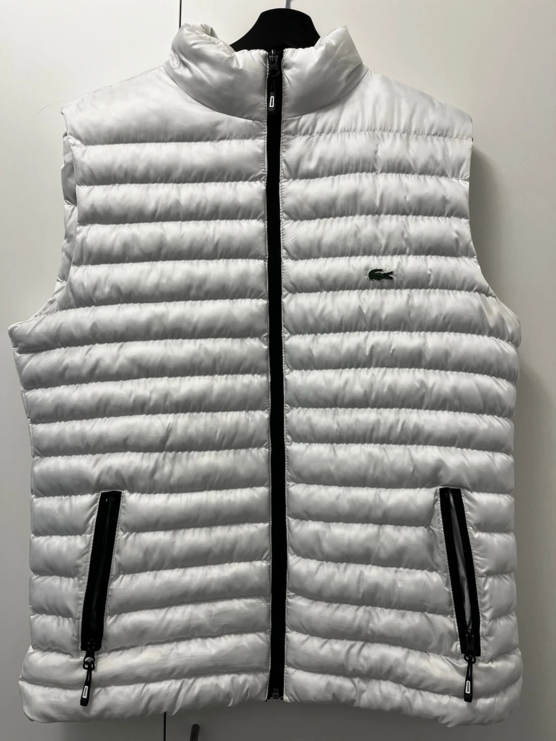 Vit dunväst från Lacoste