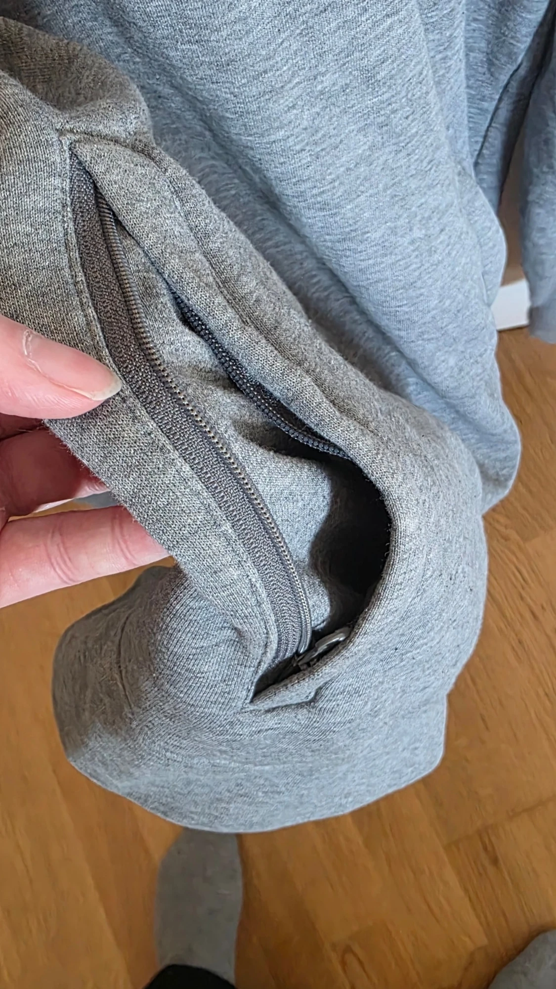 Grå hoodie från Puma med tryck - 5