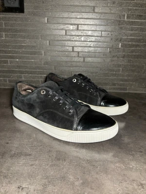 Svarta lanvin - Snygga och klassiska lanvin skor i bra skick. Storleken är uk 10 sitter som eu 44. Sulkräm har använts för att fräscha upp skorna lite.