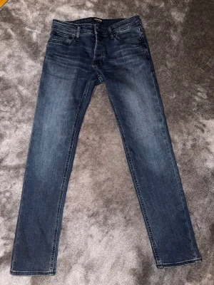 Jack&jones jeans - slim/glenn - Säljer dessa jack&jones slimfit jeans i mörkblå med extremt mjukt och stretchigt material med den perfekta passformen.
