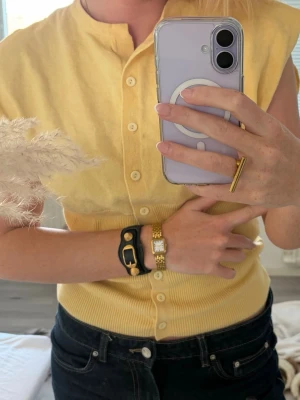 Balenciaga armband - Säljer nu mitt älskade Balenciaga armband som tyvärr inte kommer till användning längre 🤍 är i jättefint skick🤍 naturligtvis äkta även kvitto medföljer köptes på nk i Göteborg 
