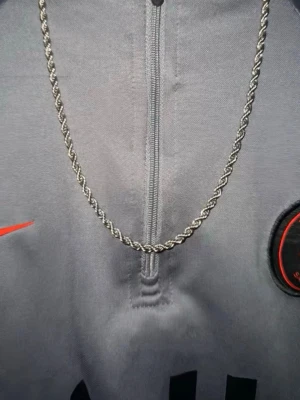 Silverfärgad kedja  - Stilrent halsband i silverfärg med tvinnad kedja. Passar perfekt för dig som gillar en enkel men ändå snygg accessoar. Halsbandet har en klassisk design och är lätt att matcha med olika outfits.
