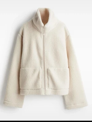 Beige/vit teddyjacka från H&M - Supermjuk teddyjacka i beige/vit färg med hög krage och hel dragkedja framtill. Jackan har två stora fickor, perfekt för våren! Nyskick💫