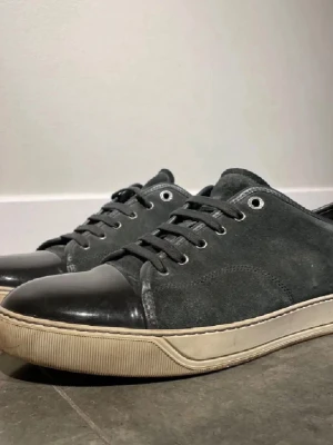 Lanvins - Hej! Säljer nu dessa stilrena och snygga skor från Lanvin!🎉Dess färg är gröngrå. Allt og ingår!!! Skick: Använda men fortfarande i rätt bra skick. Retailpris: Ca 4500kr. Köp för endast: 1500!😃 Vid frågor eller funderingar är det bara att höra av dig. Priset går att diskutera!💸 
