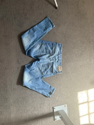 Ljusblå jeans från replay  - Säljer ett par ljusblå jeans från replay, storlek 33/32