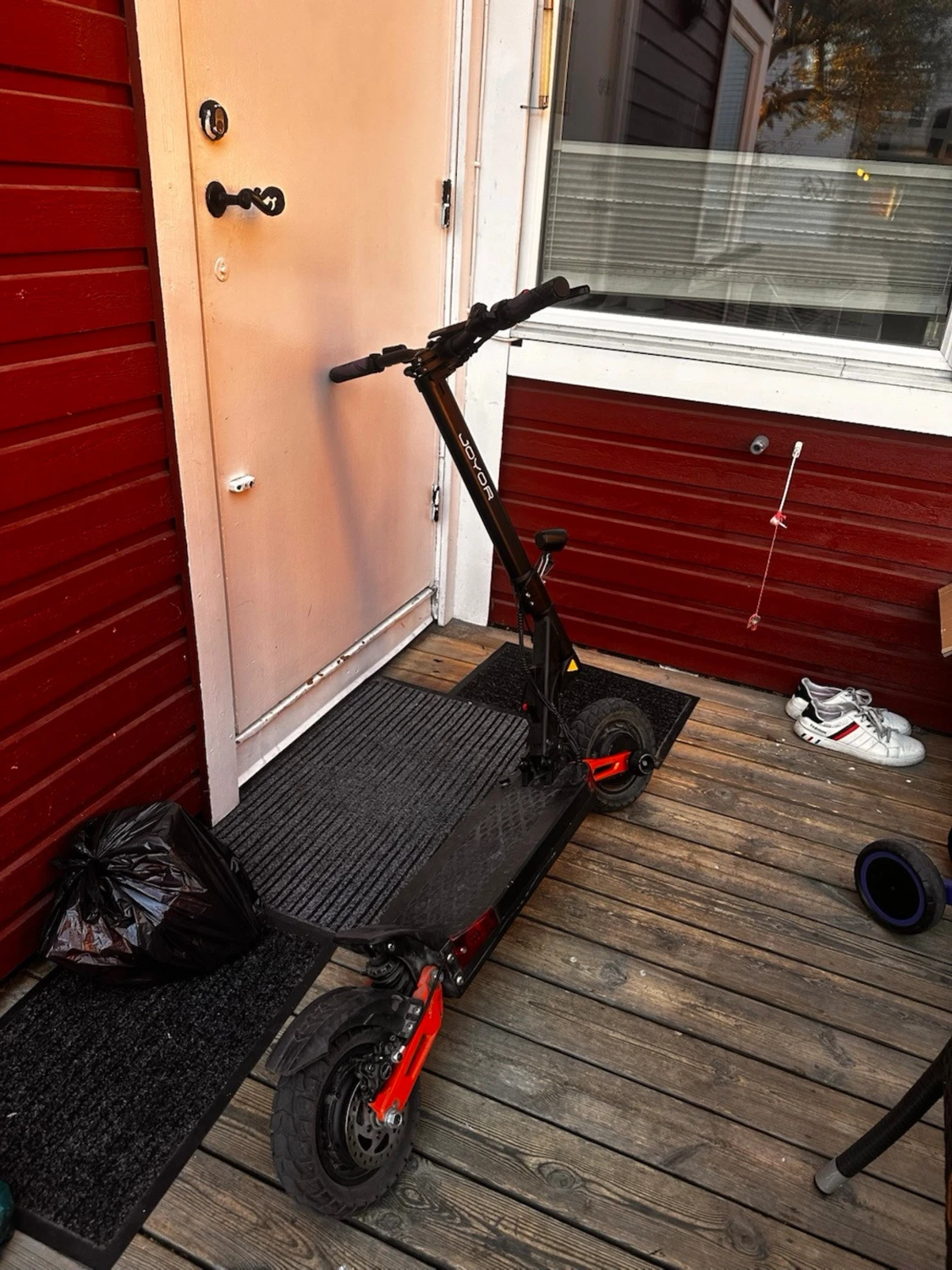 Svart el-scooter Joyor t10 - 1