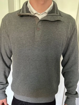 Grå dressman halfzip - Säljer nu denna snygga gråa halfzip från dressman i väldigt bra skick