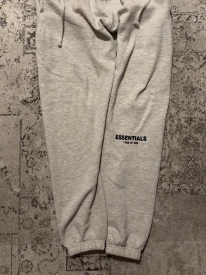 Gråa Essentials mjukisbyxor - • 🔥 Essentials byxor – clean fit • 🎨 Färg: grå • 📏 Storlek: S • ⚠️ l:l • ⚠️ Rosa fläck finns (se bild) • 💸 Billigt pris pga fläck • 🚀 Frakt inom 24h • 📸 Fler bilder finns