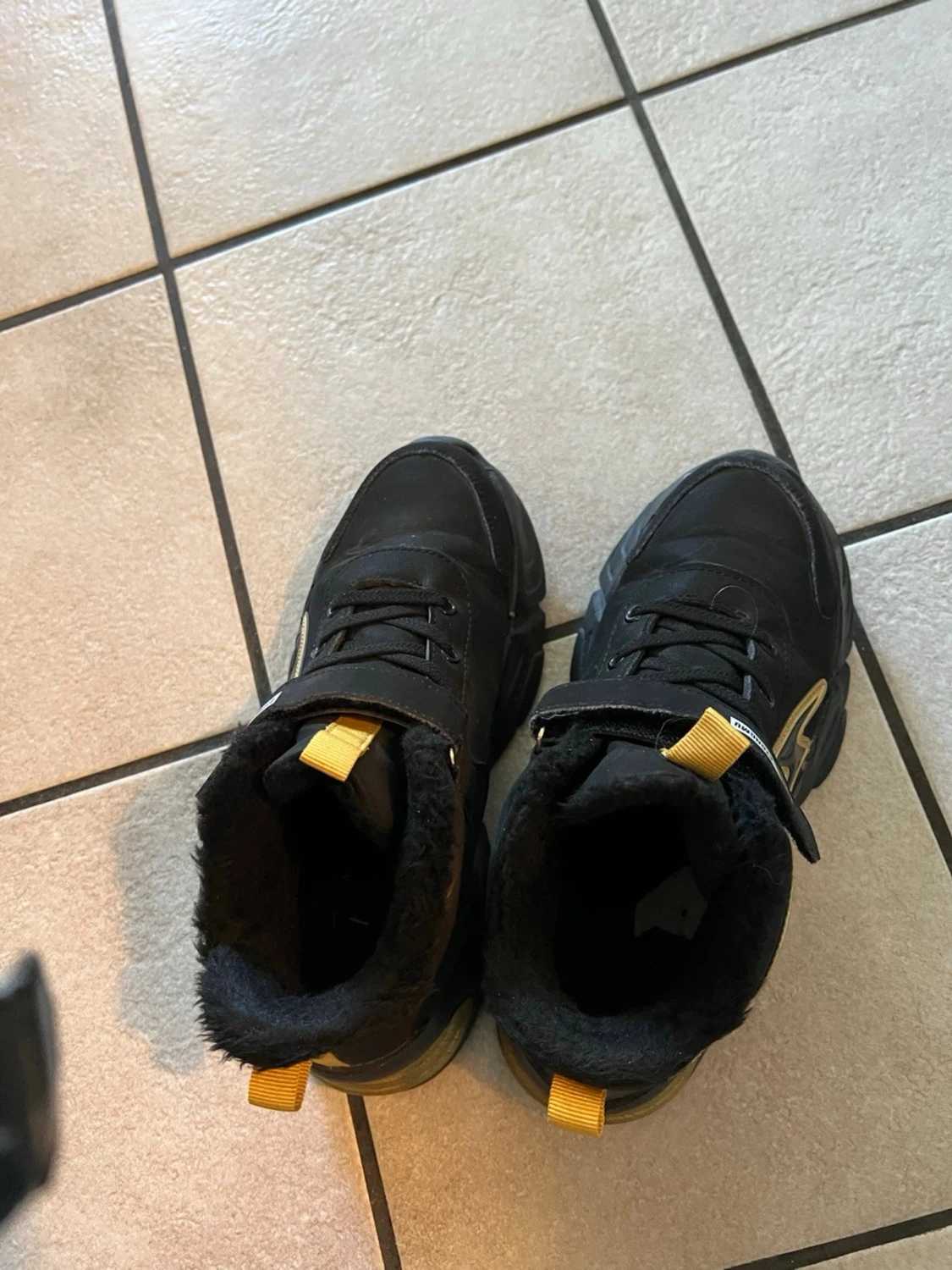 Svarta och guldiga sneakers med basketdetalj - 2