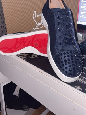 Mörk blå Christian louboutins - Helt nya inte använda nån gång perfekt nu för den som vill sticka ut 