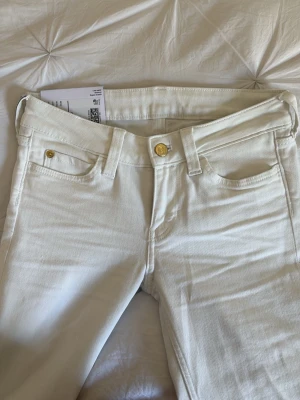 Vita weekday jeans - Säljer mina jättefina och helt oanvända weekday jeans (Cheap monday). Säljer då de inte passar. Storlek 27/30 men mycket mindre i storlek jämfört med andra färger i samma modell😊 