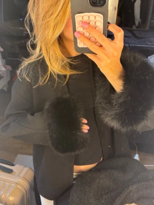 Svart kappa  - Jätte söt svart kappa med päls detaljer vid ärmarna. Den är i gott skick!!💕storlek xxs men skulle säga att den skulle passa en S också