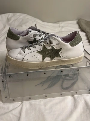 Skor - Snygga skor liknande golden goose. Helt nya i storlek 38❣️Pris går att diskutera