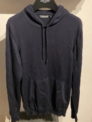 Mörkblå merinoull hoodie J.Lindeberg - Säljer denna feta merinoull hoodien från J.Lindberg i storlek S. Skick 8/10. Passar till flera olika sköna outfits. Hör gärna av er om ni har några funderingar!