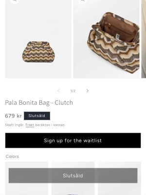 Pala Bonita clutch  - Snygg kuvertväska från becksödergaard med vågigt mönster i beige, brunt och svart. Väskan har en mjuk, vadderad form och stängs med dragkedja. Tillverkad i textilmaterial och har ett innerfack för småsaker. Perfekt accessoar för att lyfta din outfit. Säljs ej längre 