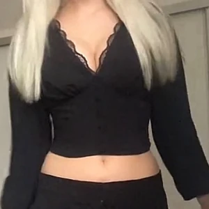 spets blus - Säljer denna spets blus då ajg inte använder den längre, hör av dig vid frågor❤️