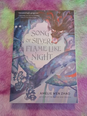 Song Of Silver, Flame Like Night - Amélie Wen Zhao - 🩵Säljer Song Of Silver, Flame Like Night av Amélie Wen Zhao.  🩵Helt oläst, endast stått i bokhyllan.   📦 Skickas snabbt 💬 Hör av dig om du har frågor!
