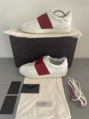 Valentino Opens - Valentino opens i 9/10 skick med en unik och eftertraktad färg, Allt og finns och kan fås med vid fullpris eller överenskommelse