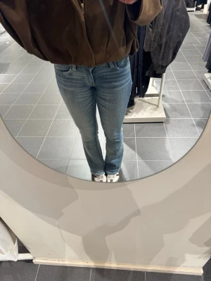 Ljusblå raka jeans från Cheap Monday - Säljer ett par ljusblå jeans från Cheap Monday i modellen booty bei. De är lågmidjade och inte använt de alls mycket då jag inte tycker de passar mig så bra. De är i storlek W27 L32.