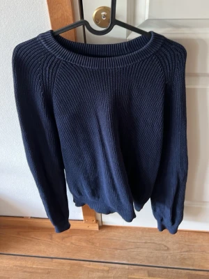 Sweatshirt Brothers - Mörkblå stickad tröja från brothers. Tröjan är i fint skick och sparsamt användn