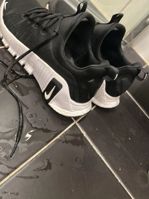  Nike Free Metcon - Säljer ett par svart vita Nike Free Metcon 6. Använda som ni ser men inga hål. Pris kan diskuteras vid snabb affär (44) 
