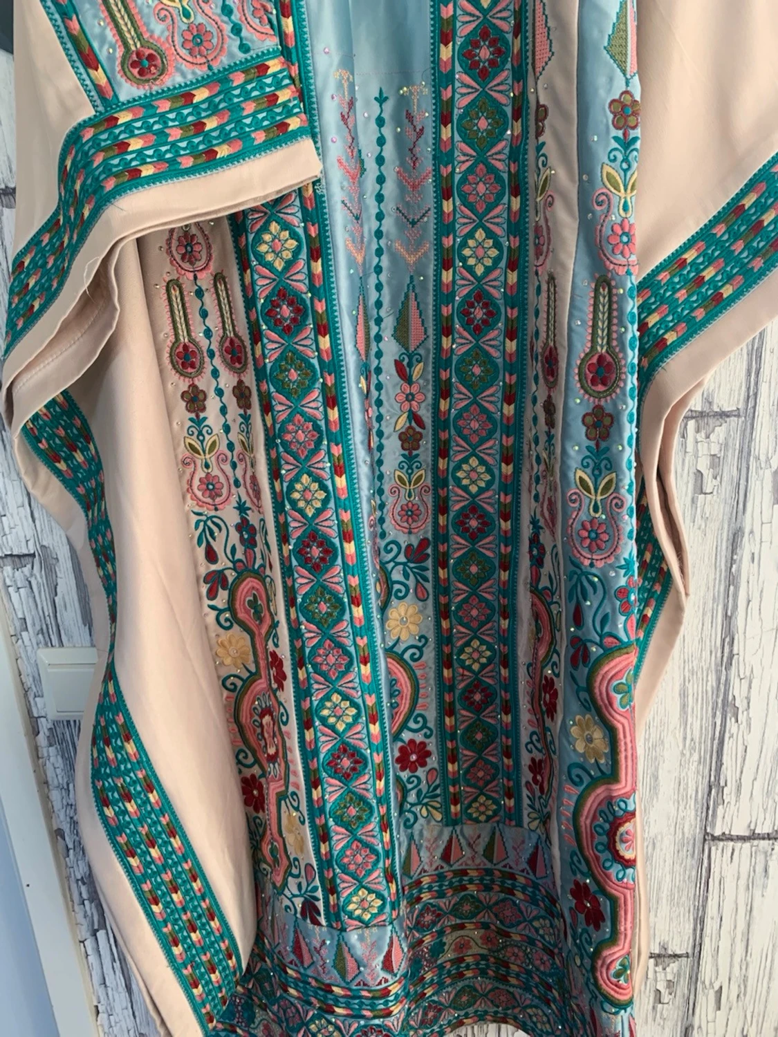 Traditionell långklänning med broderi - 1