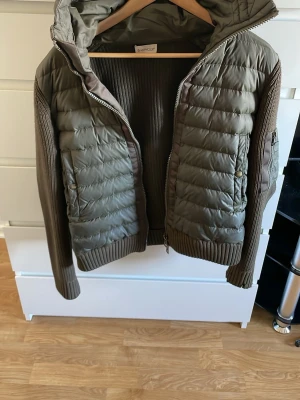 Moncler Cardigan Grön - Säljer min Moncler Cardigan i grön färg eftersom jag är sugen på nytt. Jackan är äkta och har minimal skador, inget man ser om man inte är nån slags inspektör. Den sitter skönt och är i storlek S, men skulle passa en M också. Perfekt inför sommaren. 