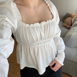 Vit puffärmad blus  - Vit blus med puffiga långärmar ifrån Gina Tricot.